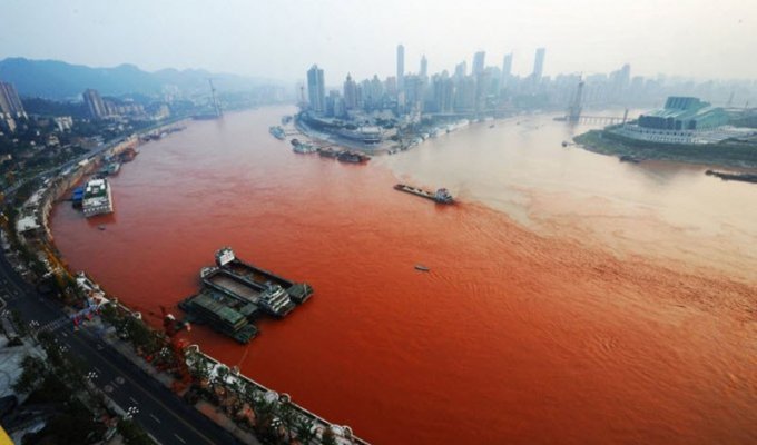 Красный Китай: воды реки Янцзы стали красными (11 фото)
