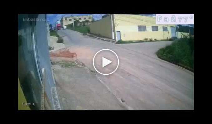 Кабина грузовика опрокинулась во время езды в Бразилии