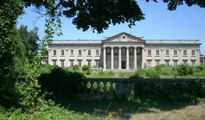 Paradise Lost: Inside a $224 Million Abandoned Mansion (8 Photos)
