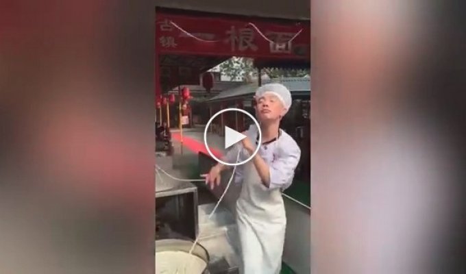 Китайский повар стал звездой местных соцсетей после своих танцев с лапшой