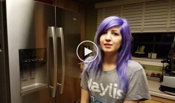 Синий или фиолетовый  девушка меняет цвет волос за несколько секунд