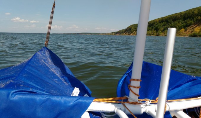Умелец собрал лодку из водопроводных труб и наслаждается жизнью (9 фото)