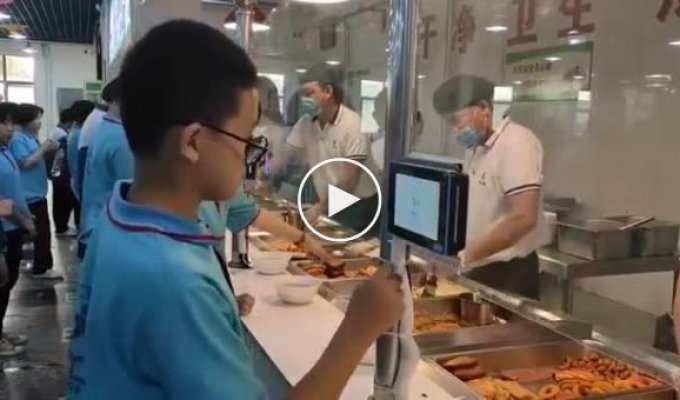 В Китае школьники платят за обед через сканер распознавания лиц