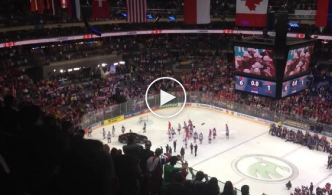 Хоккеисты России покидают лёд перед исполнением канадского гимна