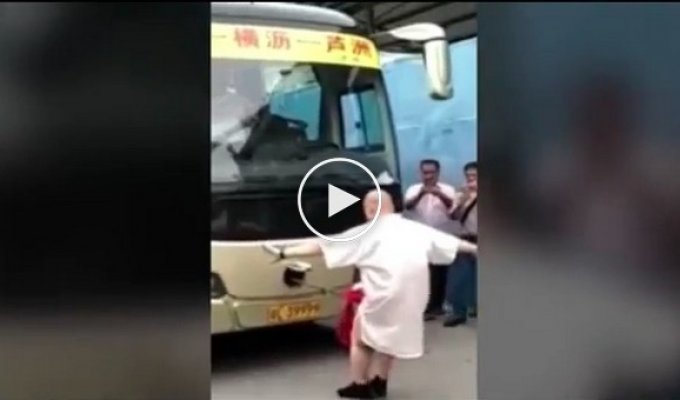 Мастер кунг-фу из Китая половым органом протащил многотонный автобус