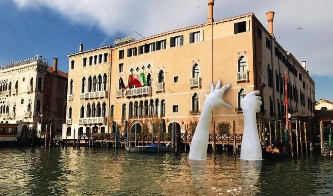 В Венеции появилась скульптура, представляющая собой торчащие из воды руки (3 фото)