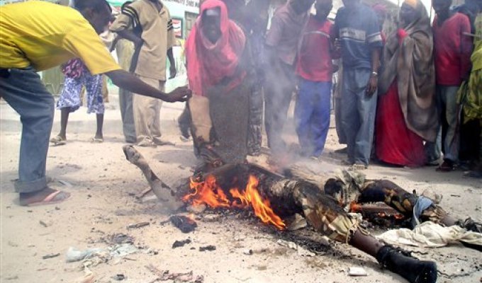 В Сомали сожгли солдата на костре. НЕ ДЛЯ СЛАБОНЕРВНЫХ (5 фото)