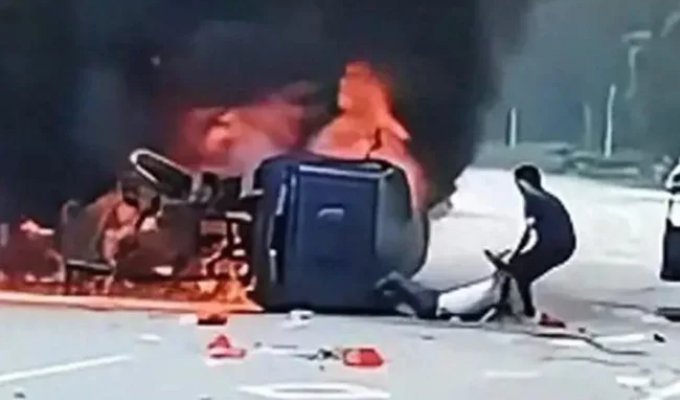 Чиновник в Китае голыми руками спас водителя из горящей машины (2 фото + 1 видео)