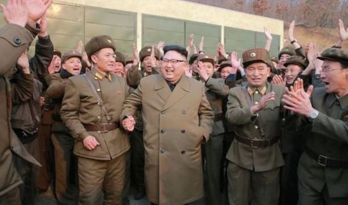 Лидер КНДР Ким Чен Ын прокатил на спине военнослужащего (4 фото)