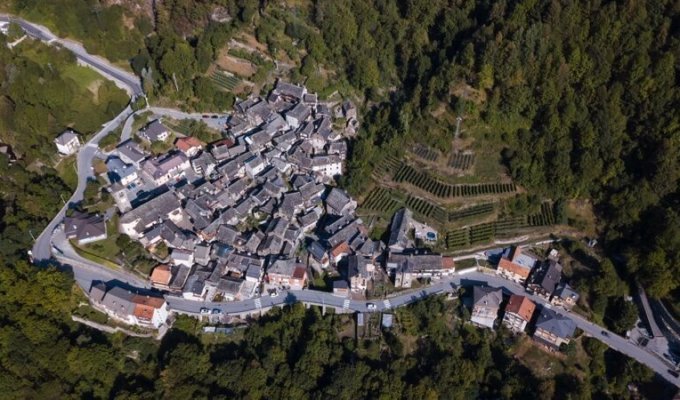 В итальянском городке заплатят 10 тыс. долларов тому, кто туда переедет жить и родит ребёнка (6 фото)