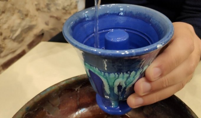 Эта чаша наказывает пользователя, если он слишком жаден (3 фото + 1 видео)