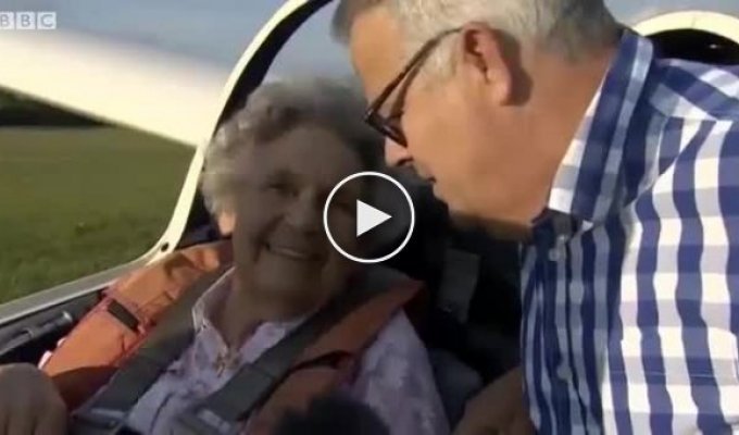 100 летняя бабулька отпраздновала свой день рождения в кабине пилота