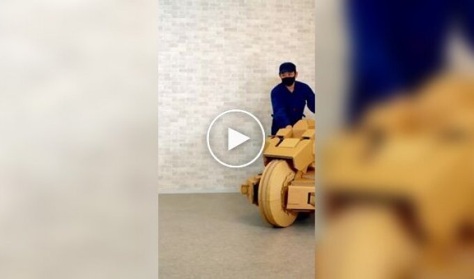 Парень сделал картонный мотоцикл-трансформер