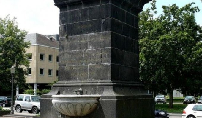Памятник Наполеону в Германии (2 фото)