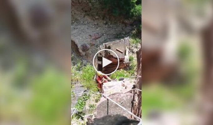 Как в Китае очищают горы от падающих камней