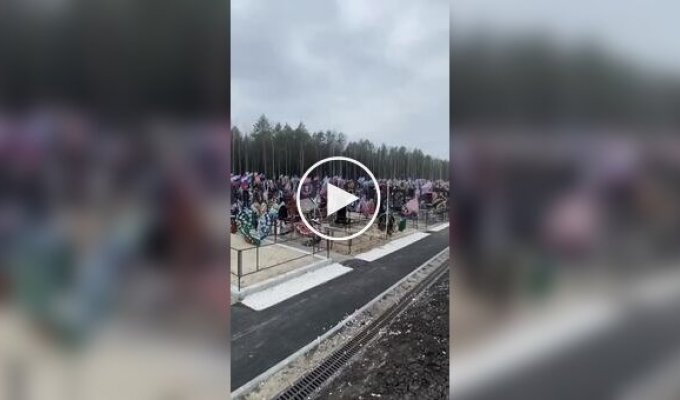 Сотрудница Z-кладбища снимает могилы российских оккупантов и жалуется на работу