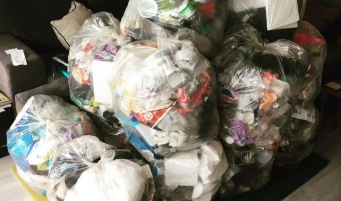 Пластиковый мусор, накопившийся в течение года (7 фото)