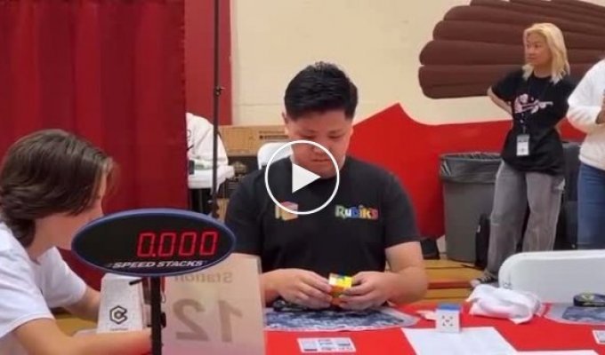 Молодой парень с аутизмом собрал кубик Рубика всего за 3 секунды