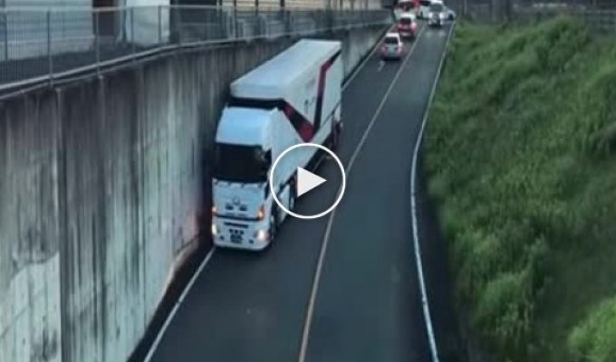 How truck drivers drive into tunnels in Japan