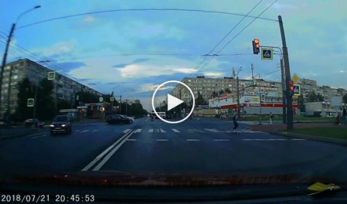 В Петербурге маршрутный автобус сбил на перекрестке велосипедистку