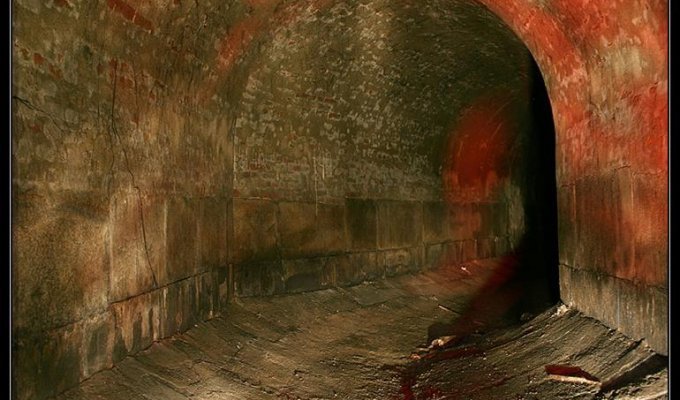 Подземные туннели и река под Кремлем (8 фото)