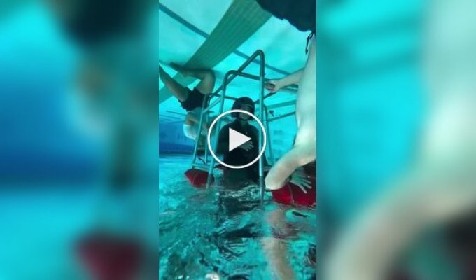 Тренировка по покиданию вертолета под водой