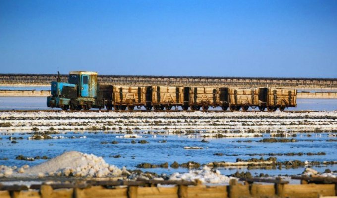 Как добывают соль в Крыму (24 фото)