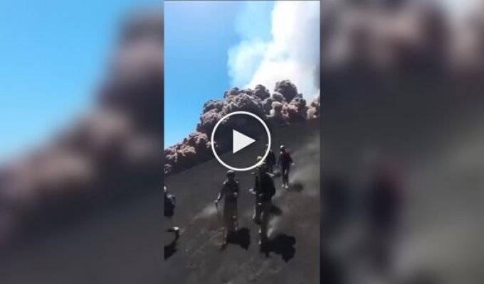 Туристи в паніці тікають від виверження вулкана Етна