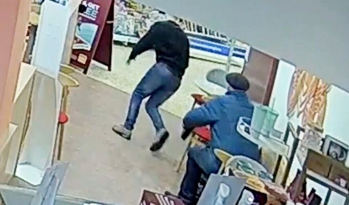 A daring thief stole a Rolex from a pensioner (5 photos + 1 video)