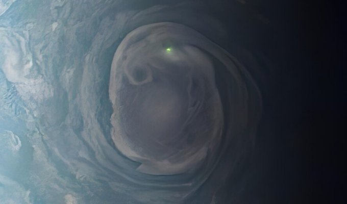 NASA probe spotted a green flash on Jupiter (4 photos)