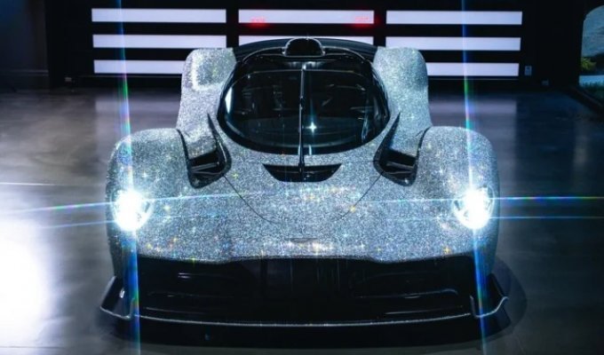 Aston Martin Valkyrie Spider covered in rhinestones (1 photo + 3 videos)