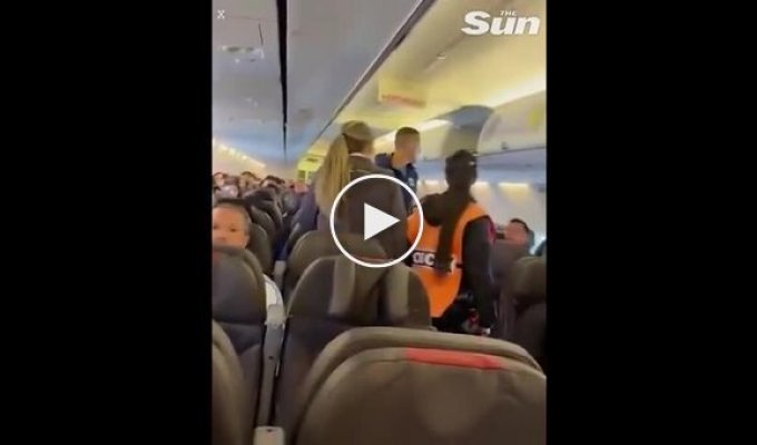 Футболист пошутил о бомбе и покинул самолет в наручниках