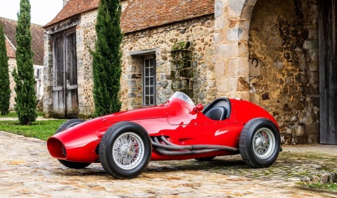 70-річний болід Формули-1 Ferrari Tipo 625 виставили на аукціон (13 фото)