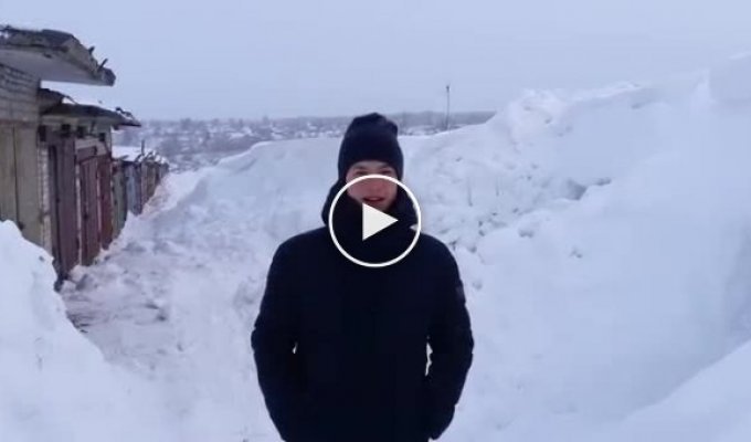 Чтобы добраться до гаража, парням пришлось выкопать 7-метровый туннель в снегу
