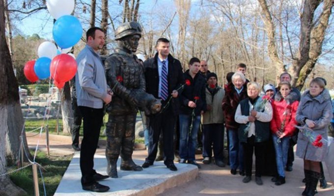 Памятник двухлетию оккупации Крыма (3 фото)