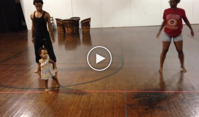 Урок хореографии от двухлетней девочки