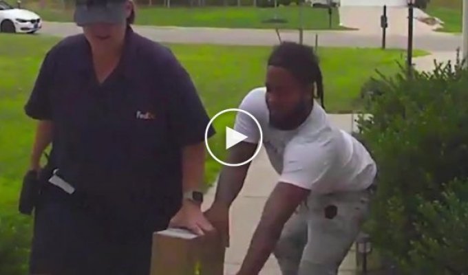 The robber snatched the parcel from the hands of the courier