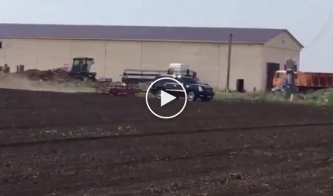 Трактор сломался. Российский фермер вспахал поле на Кадиллаке