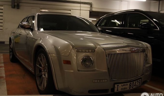 В Дубаи кризис? Chrysler 300C SRT 8 превращают в Rolls-Royce (6 фото)