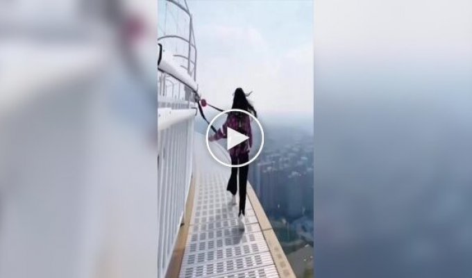 В одном из городов Китая есть площадка для прогулок по краю небоскреба
