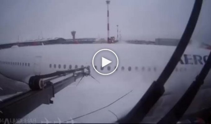 Появилось видео из кабины поливочной машины, которую опрокинул самолёт в Шереметьево (мат)
