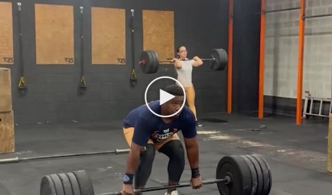 Тренування з ризиком: мати підвели спортсмена під час підйому ваги