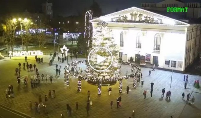 В Мариуполе ветер повалил центральную новогоднюю елку