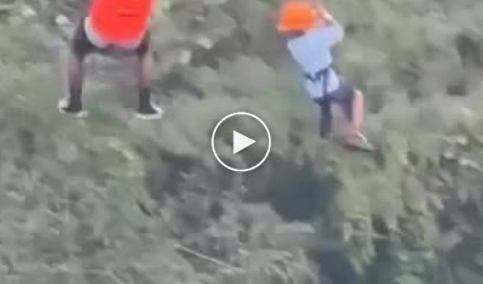 В мексиканском парке развлечений мальчик упал с 12-метровой высоты, катаясь с братом на канатной дороге