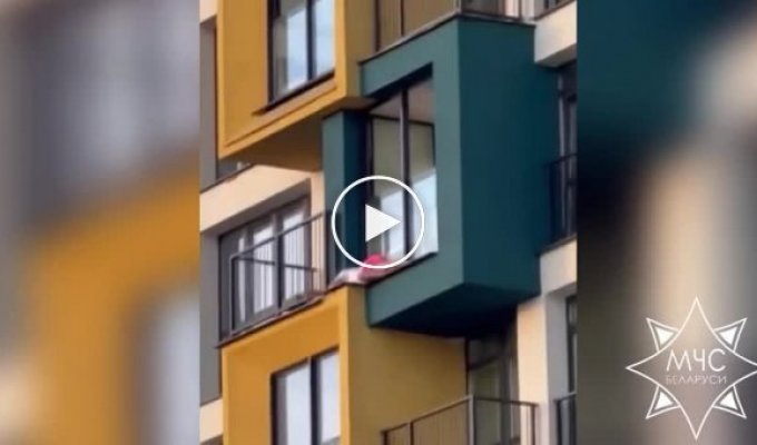 In Minsk, a girl fell asleep on the ledge of the 24th floor