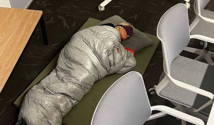 Илон Маск уволил менеджера Twitter, которая спала на полу в офисе из-за большой загруженности (4 фото)