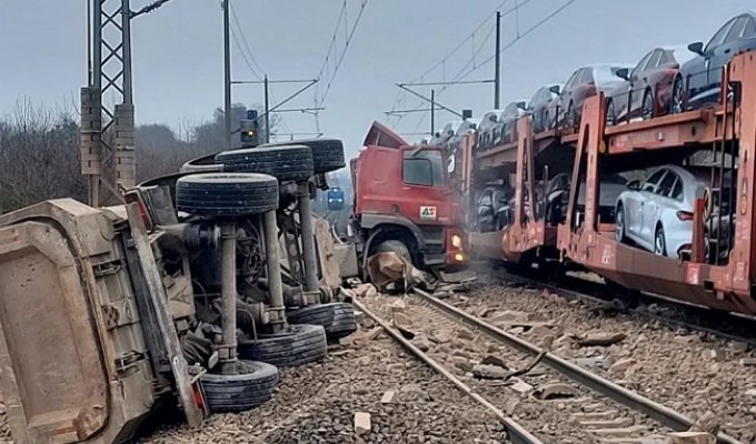 Столкновение с поездом на ЖД переезде (2 фото + 1 видео)