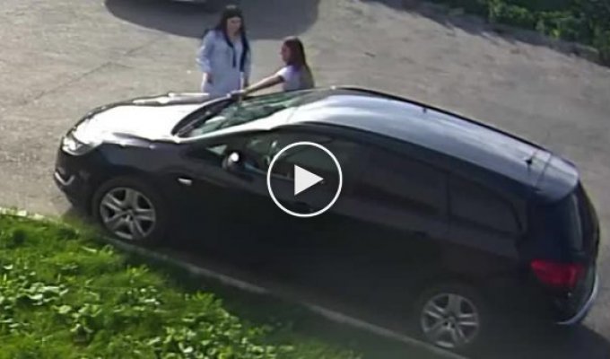 В Кирове две пьяные девушки устроили танцы на крыше чужого автомобиля