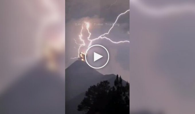 Lightning struck the mouth of an active volcano in Guatemala: atmospheric video
