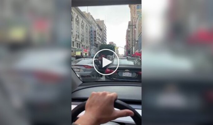 A man in a traffic jam put on a "concert" of car horns